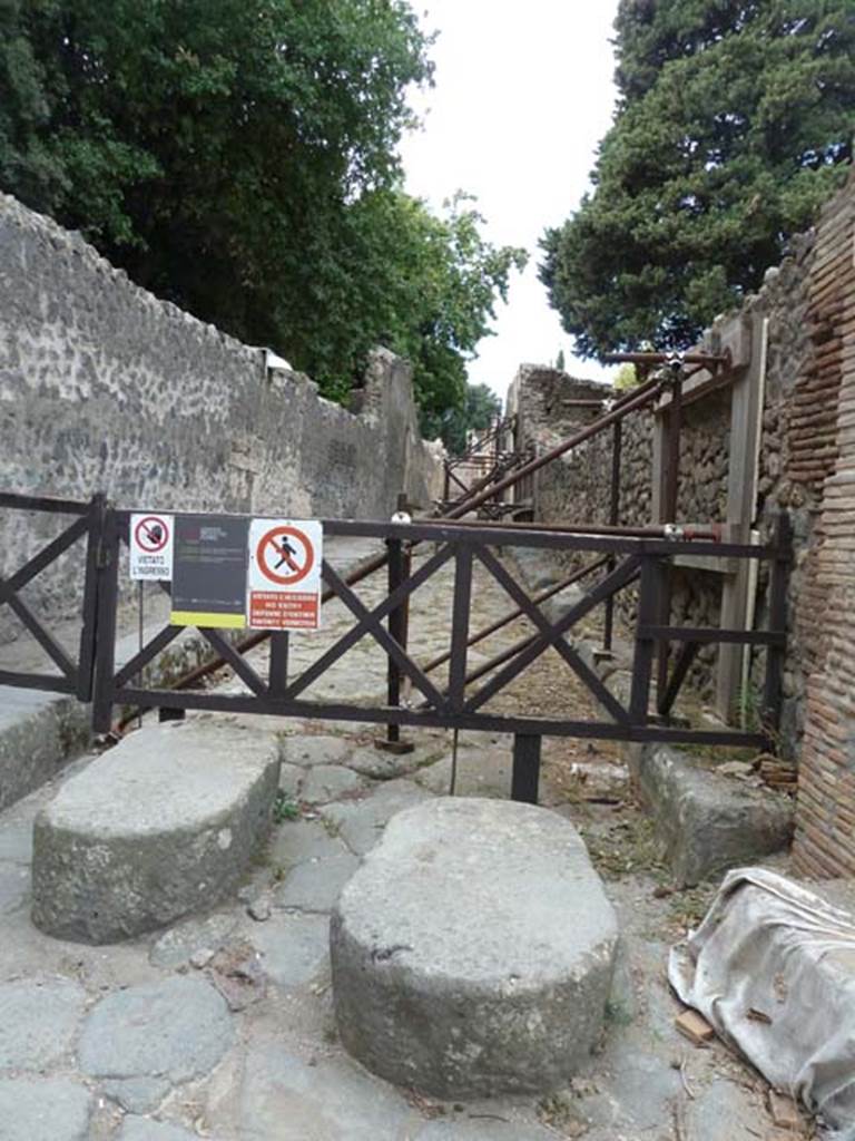 VIII.6. Pompeii. September 2015. Vicolo delle Pareti Rosse looking west. VIII.5.36 side wall, on right.