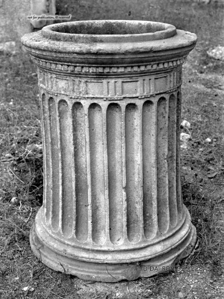 VIII.5.37 Pompeii. c.1930. Travertine puteal in atrium.
DAIR 32.1228. Photo © Deutsches Archäologisches Institut, Abteilung Rom, Arkiv.
See Pernice, E.  1938. Pavimente und Figürliche Mosaiken: Die Hellenistische Kunst in Pompeji, Band VI. Berlin: de Gruyter, 
see tav. 19.3, above.)
