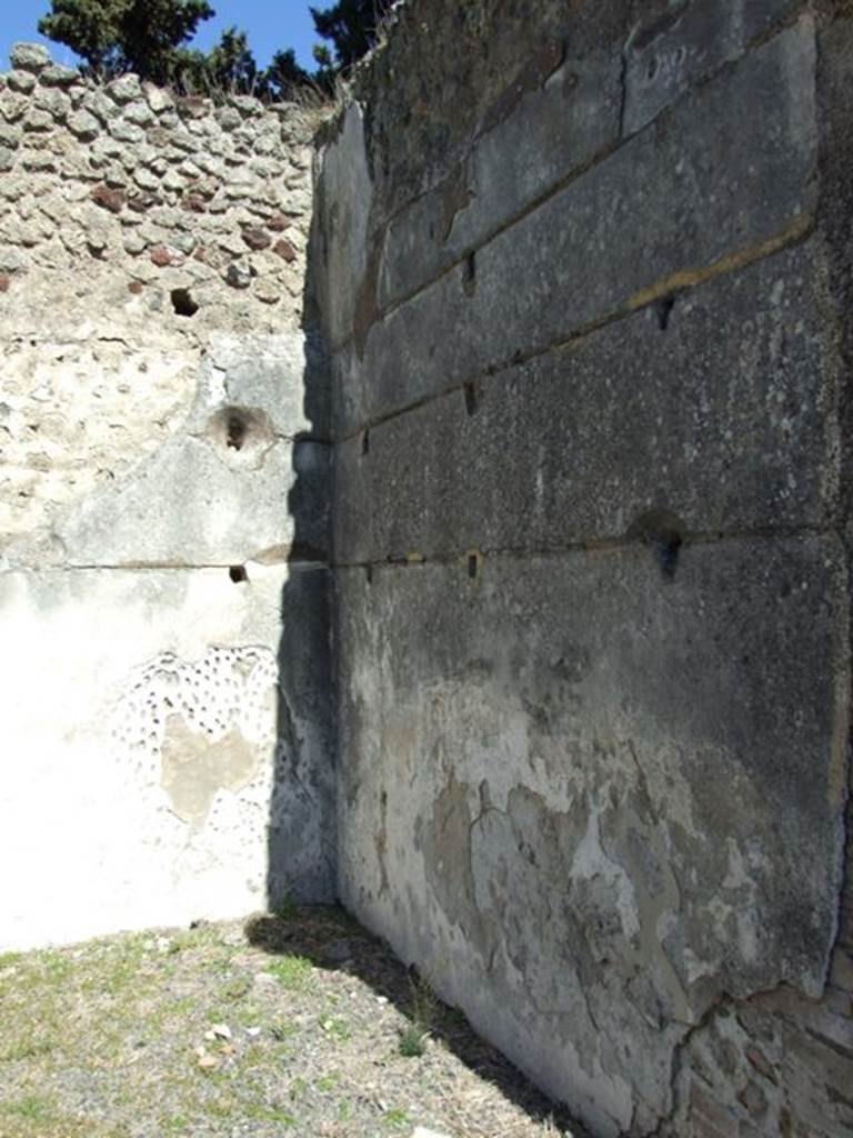 VIII.5.37 Pompeii.  March 2009.  Room 9.  East Portico. North east corner.