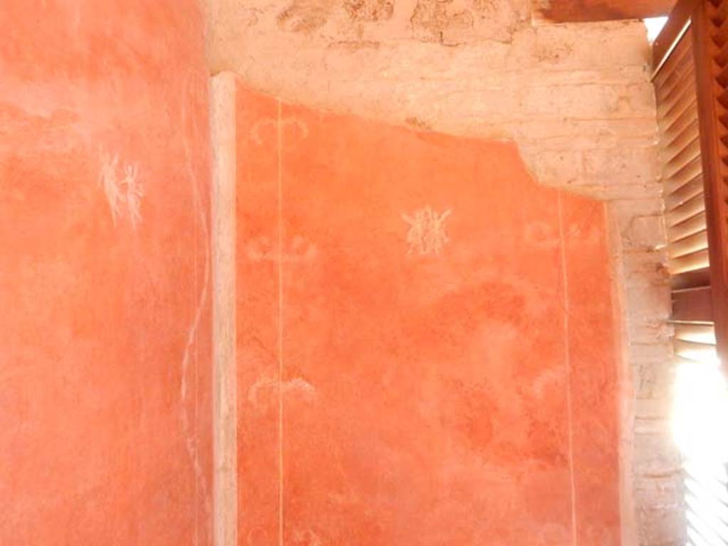 VIII.5.37 Pompeii. May 2017. Room 14, east wall in north-east corner. Photo courtesy of Buzz Ferebee.
