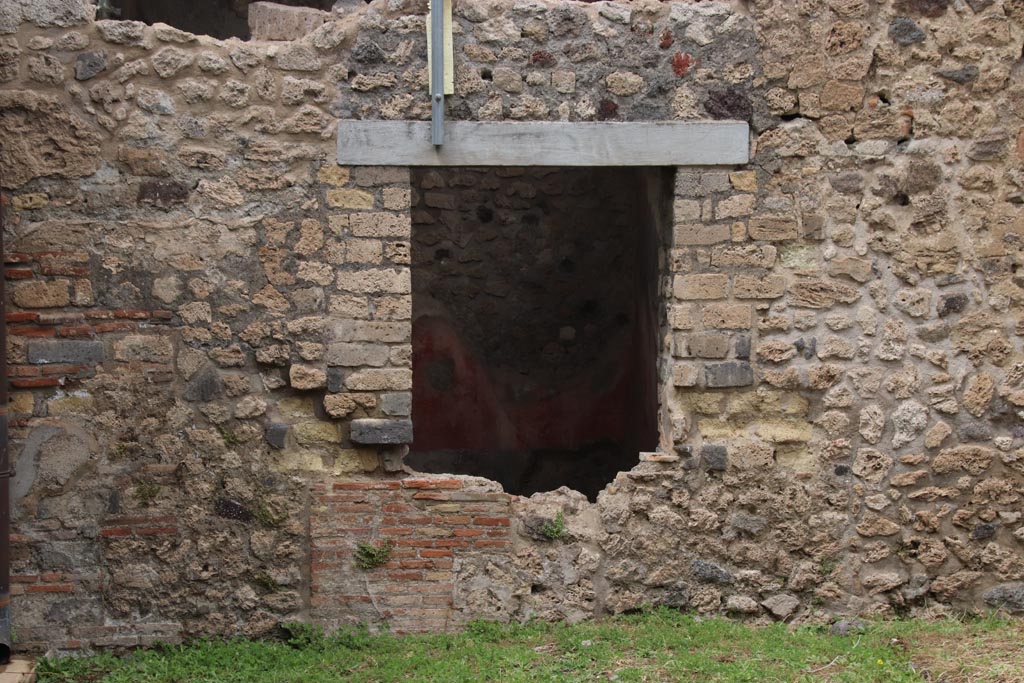 VIII.5.39 Pompeii. May 2024. Looking north across atrium from entrance doorway. Photo courtesy of Klaus Heese.