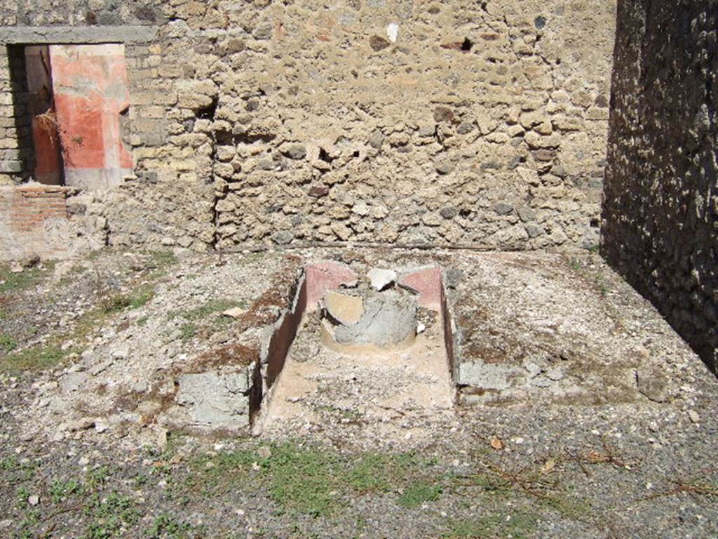 VIII.5.39 Pompeii. September 2005. Summer triclinium.
According to Soprano –
Ubicazione: giardino. L. medius, m.2.63; l. imus, m.3.45; l. summus, m.310; diametro della mensa, m.0.59.
Bibliog. “Bull.Inst“, 1889, p.128; Mau, op. c. p.336; Mau-Kelsey, p. 333.
Su un battuto di cocciopesto, in un angolo del viridario, era situato il triclinio con i tre letti a piano inclinato, con tracce di cocciopesto colorato in giallo.
Le pareti verticali, invece, rivestite d’intonaco rosso, erano originariamente decorate con pitture oggi quasi totalmente svanite.
Il l. imus era piu lungo, del l. summus.
La mensa, circolare, rivestita di intonaco grezzo, presenta nel piano un rivestimento di segmenti di marmo di vario colore e dimesione.
Il foro al centro di esso serviva al passaggio di un fistula per getto d’acqua.”
See Soprano, P. (1950). I triclini all’aperto di Pompei. (In Pompeiana, raccolta di studi per il secondo centenario degli scavi di Pompei. Napoli, Gaetano Macchiaroli, Editore, P. 301, no.16).