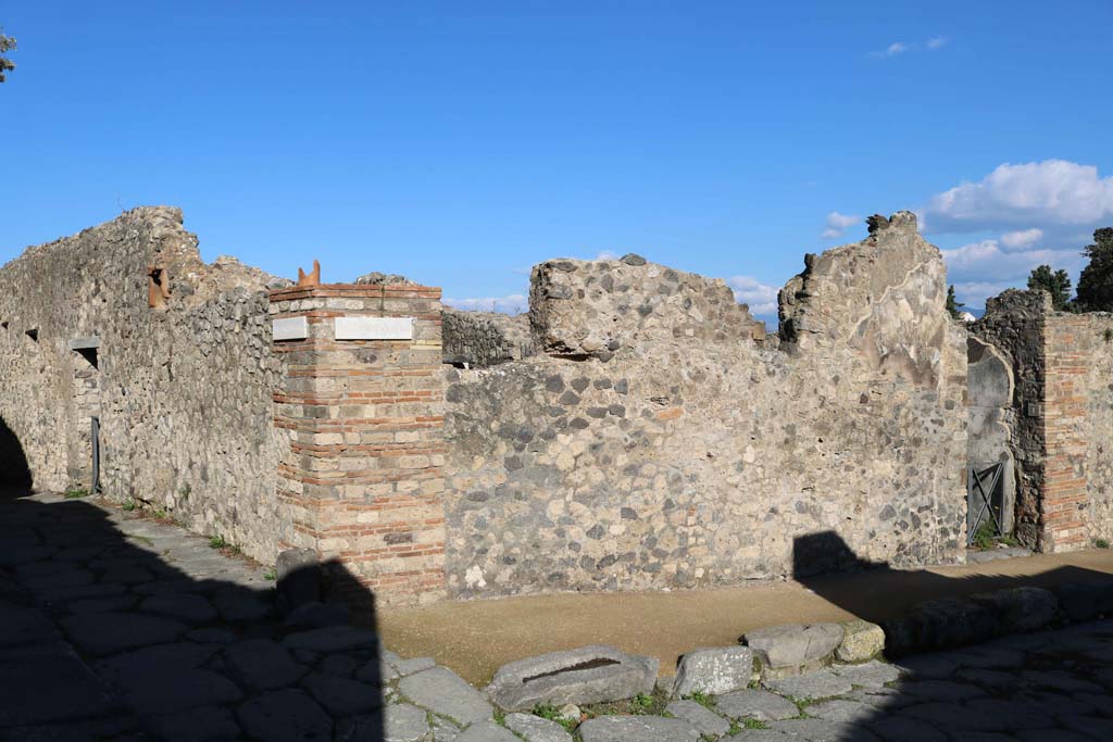 VIII.6.1 Pompeii, on right. December 2018.
Looking towards junction of Vicolo dei Dodici Dei, with doorway VIII.2.11, on left, and Vicolo della Regina, on lower right.
Photo courtesy of Aude Durand.