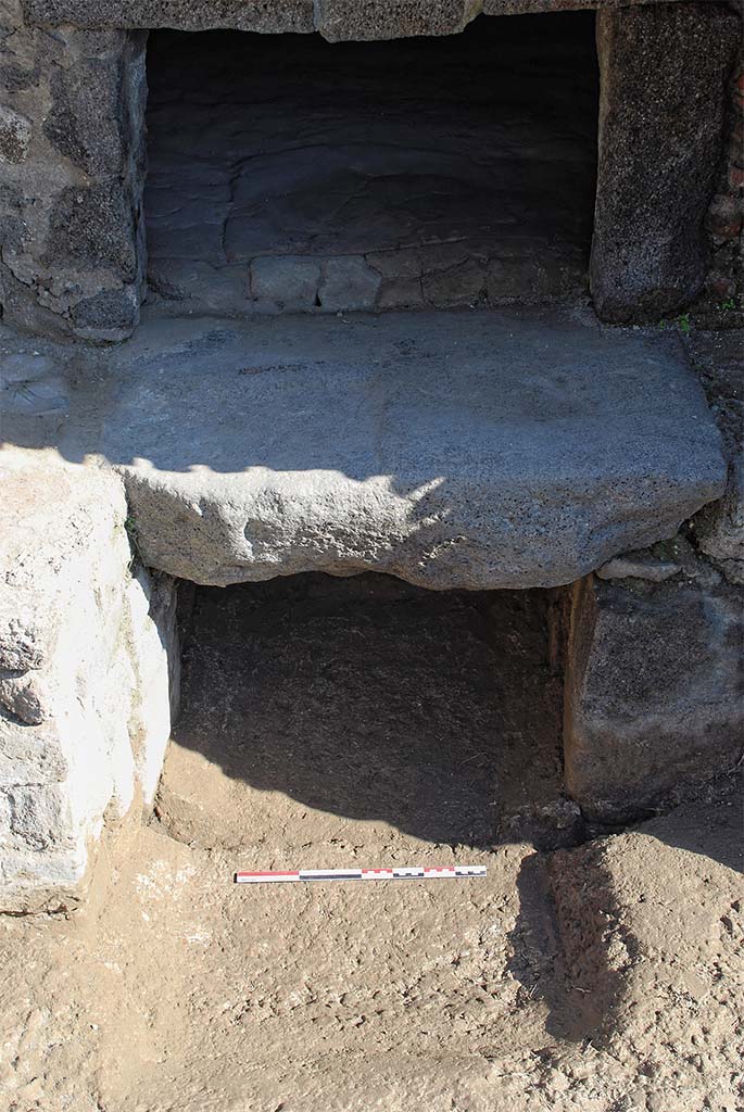 Fig. 25 – Pompéi, boulangerie VIII 6, 1.9-11 – Creusement en avant de l’autel (/table) permettant au fournier de s’approcher plus de la gueule du four.
Cliché : N. Monteix /EFR.