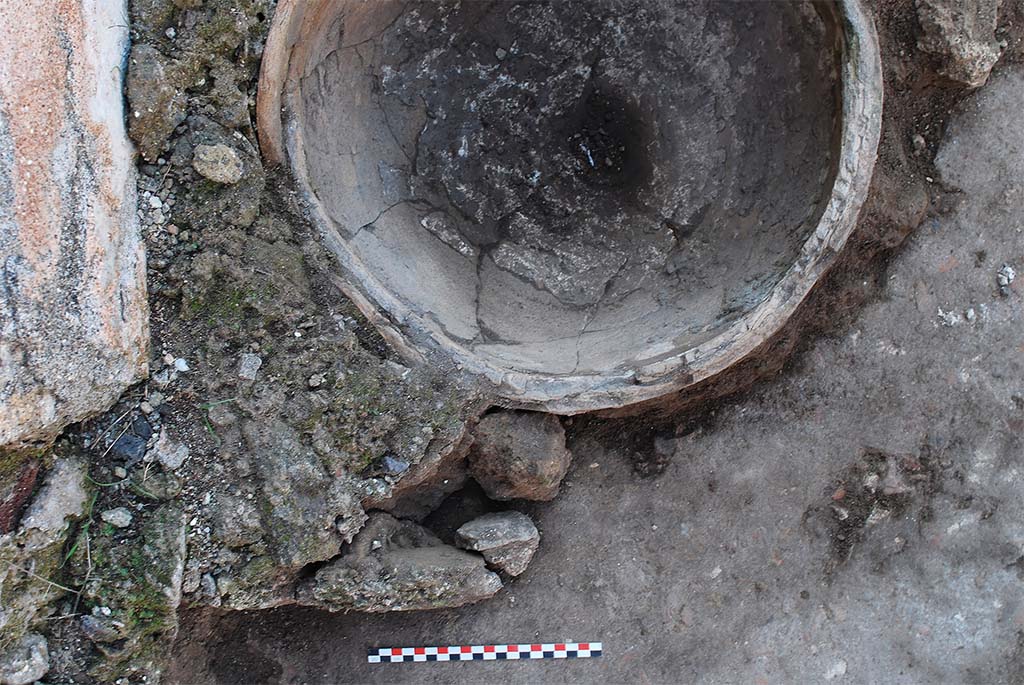 Fig. 26 – Pompéi, boulangerie VIII 6, 1.9-11 – Amphore utilisée comme réceptacle pour l’eau issue du chauffe-eau.
Cliché : S. De Rosa /EFR.