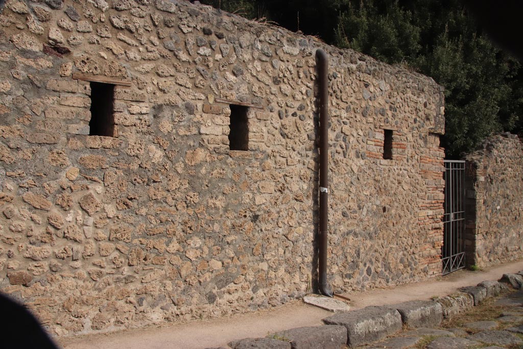 VIII.6.5 Pompeii. October 2023. Looking north-east towards entrance doorway, on right. Photo courtesy of Klaus Heese.

