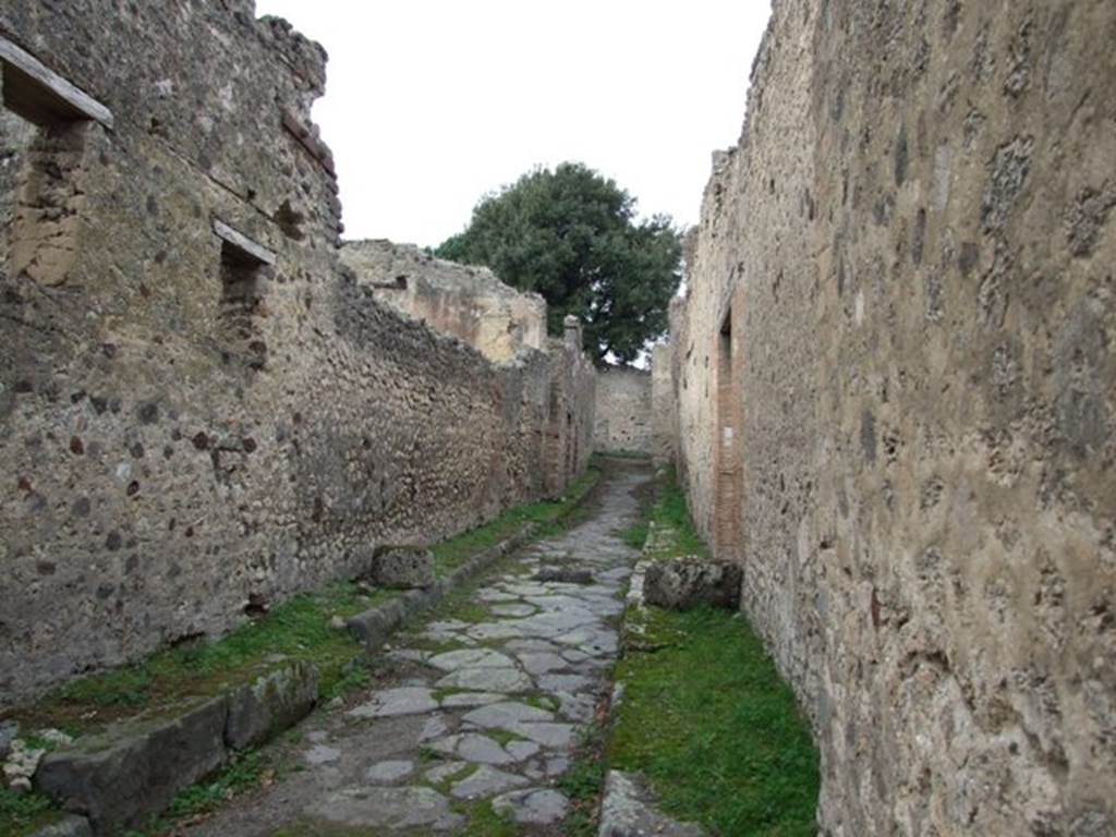 Looking west along Vicolo della Parete Rossa from outside VIII.6.7.

