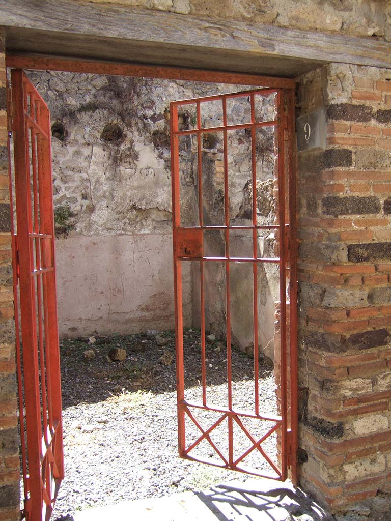 VIII.6.9 Pompeii. September 2005. Entrance.