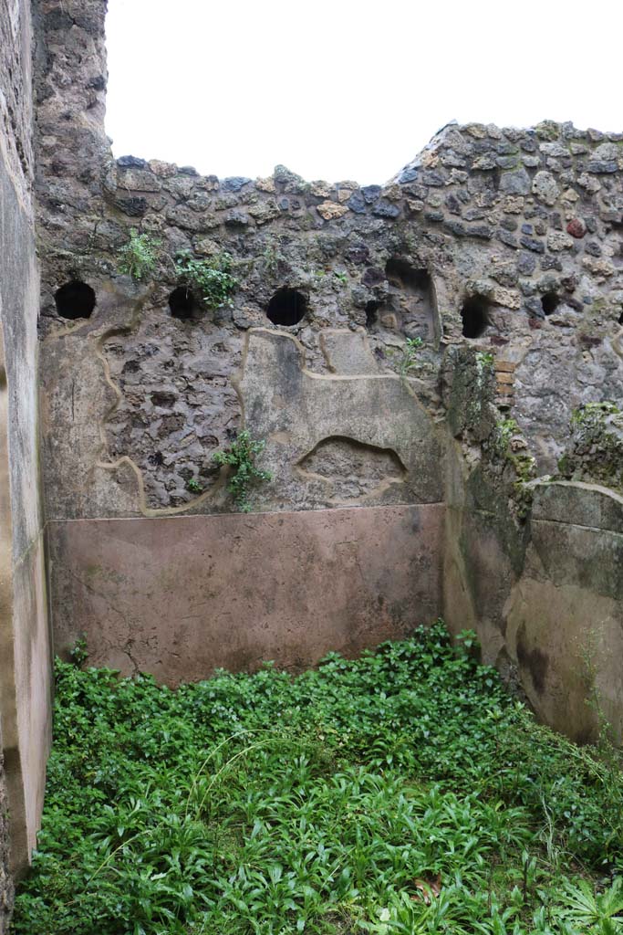 VIII.6.9, Pompeii. December 2018.
Looking towards south wall of room opposite doorway. Photo courtesy of Aude Durand.