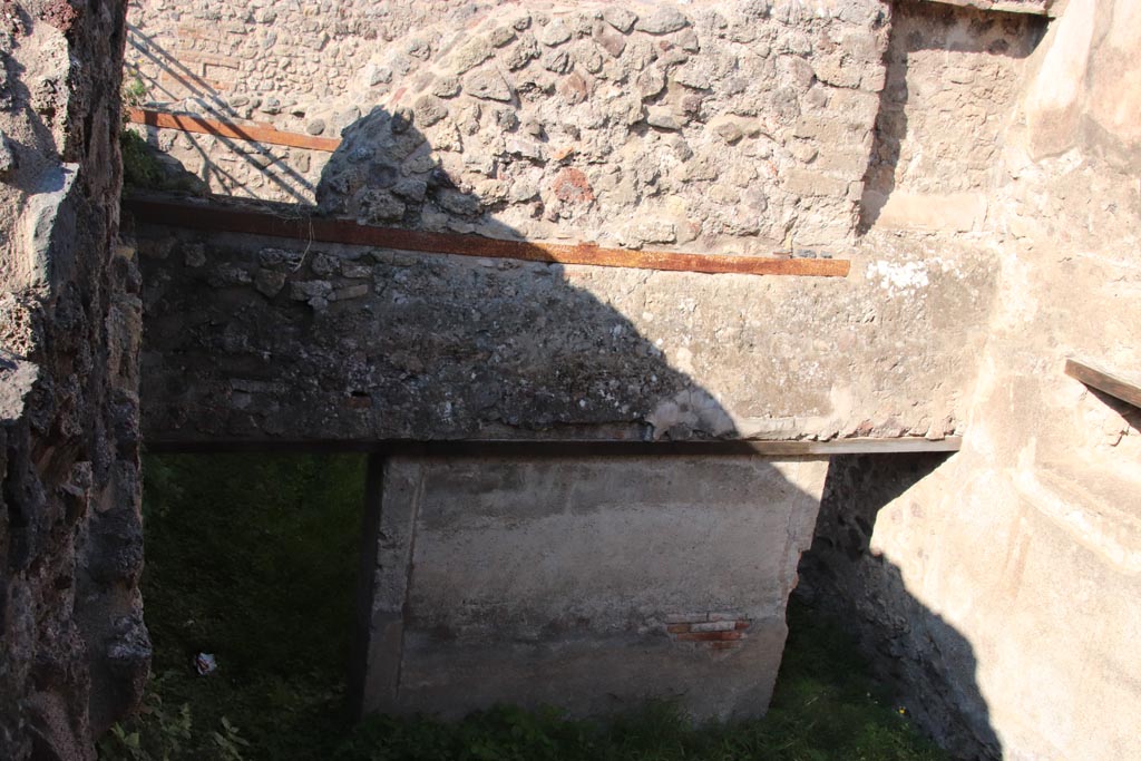 VIII.6.9 Pompeii. October 2022.
Looking west towards wall, described by Mau as a thin wall, which would have supported the dividing wall between rooms “r” and “s” on the ground floor level.
Photo courtesy of Klaus Heese.
