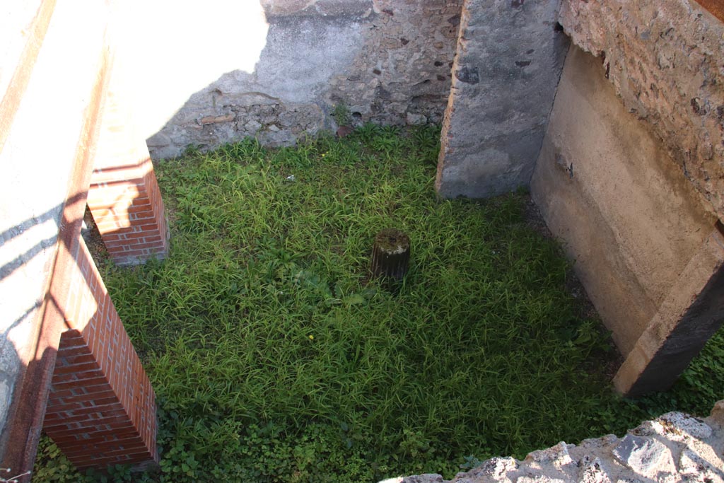 VIII.6.9 Pompeii. October 2022. Room “s”, looking north from above. Photo courtesy of Klaus Heese.