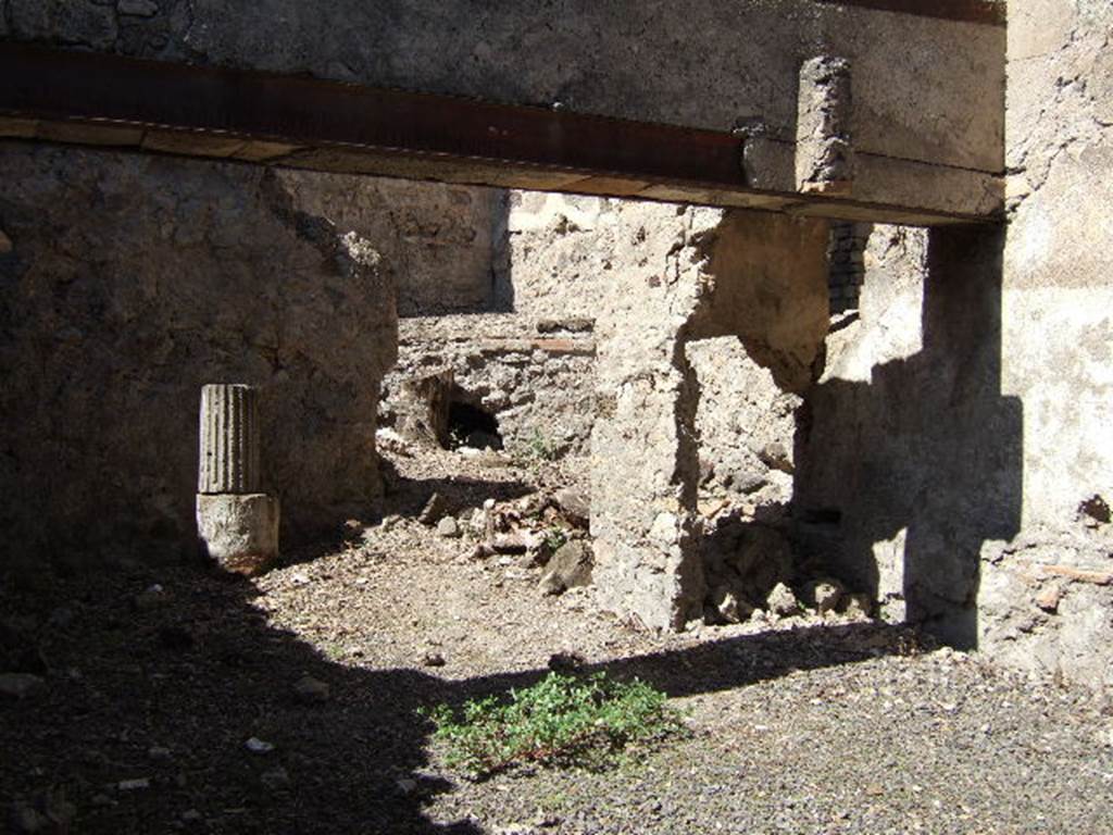 VIII.6.9 Pompeii. September 2005. Looking towards the north-west corner.
In this photo one can see the beam that supported the dividing wall between rooms “s” and “t” on the ground floor level.
See Bullettino dell’Instituto di Corrispondenza Archeologica (DAIR), 1884, p.186, and plan below.