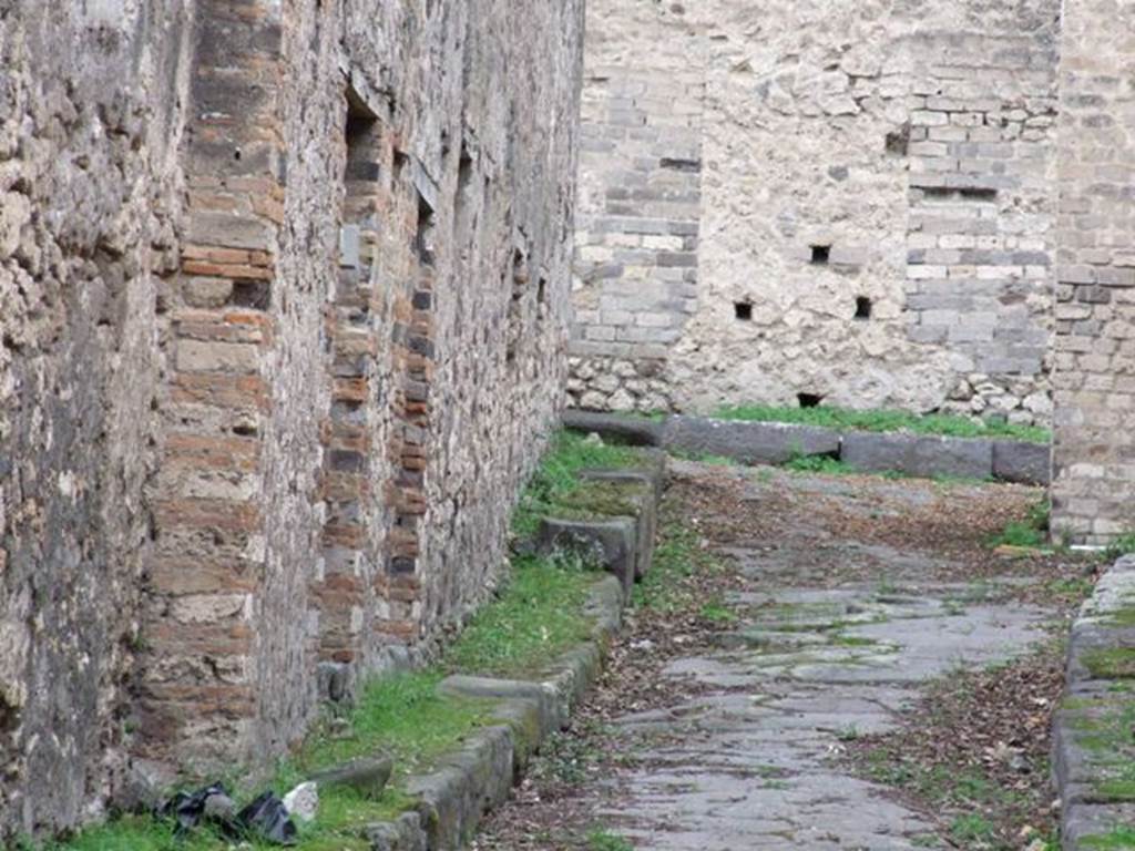 VIII.6.9 Pompeii. December 2007. Exterior wall in Vicolo delle Pareti Rosse. Looking west.