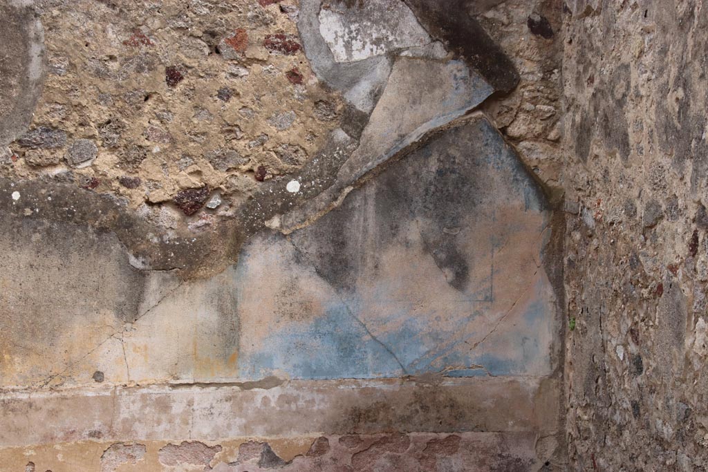 VIII.6.10 Pompeii. May 2024. 
Room “p”, looking towards east wall at south end with remaining painted plaster. Photo courtesy of Klaus Heese.
