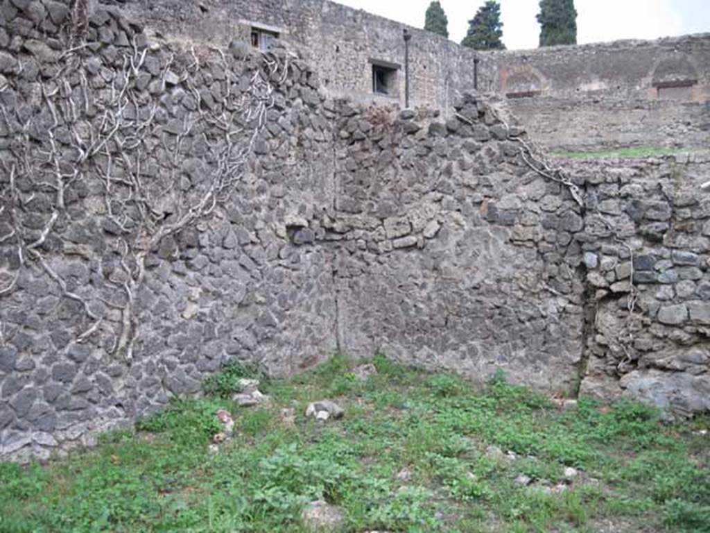 VIII.7.8 Pompeii. September 2010. Rear coyrtyard/workshop room, north-west corner. Photo courtesy of Drew Baker.
According to Mau –
“.. and finally a corridor, through which you pass into a rough complex that I do not know whether it was a small courtyard or a covered room: it was too large to be the kitchen, which moreover is not to be found, nor are there any remains of the hearth.”
See Mau in BdI, 1875, (p.166).
(“…  e finalmente un corridoio, per cui si passa in un compreso rozzo che non so se fosse una piccola corte o un vano coperto: era troppo grande per essere la cucina, che d’altronde non si trova, ne vi si trovano avanzi del focolare.”)


