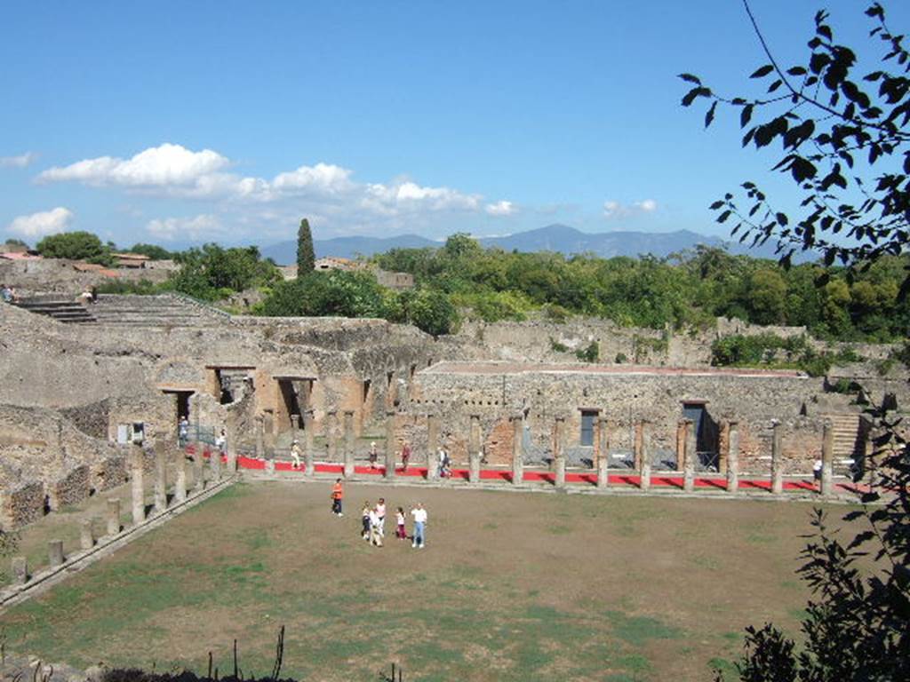 VIII.7.16 Pompeii. September 2005. Looking east across Gladiators Barracks from the Triangular Forum.