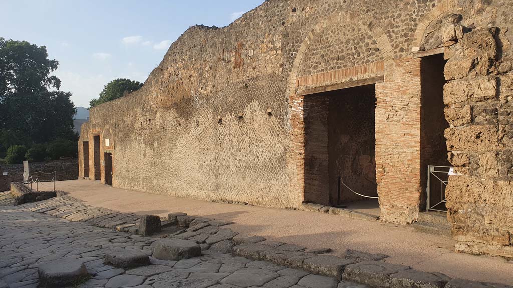 VIII.7.20 Pompeii, August 2021. Looking south-west on west side of Via Stabiana, with entrance doorway, centre right.
Foto Annette Haug, ERC Grant 681269 DÉCOR.

