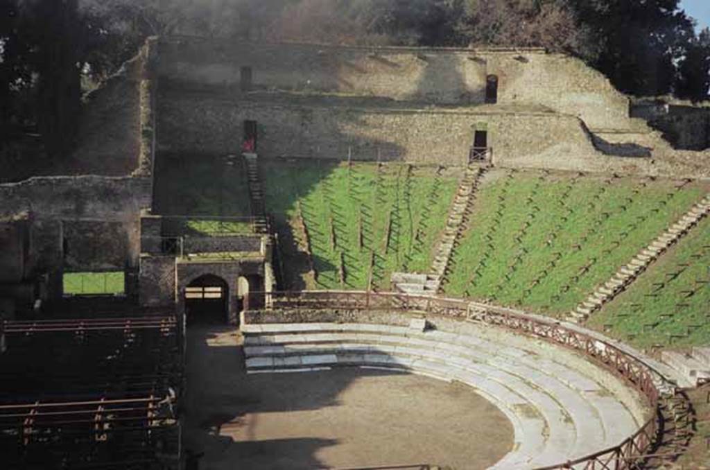 VIII.7.20 Pompeii. January 2009. From bottom to top: the Orchestra, ima cavea, tribunal and media cavea, summa cavea and wall supporting the awning. Photo courtesy of Rick Bauer.