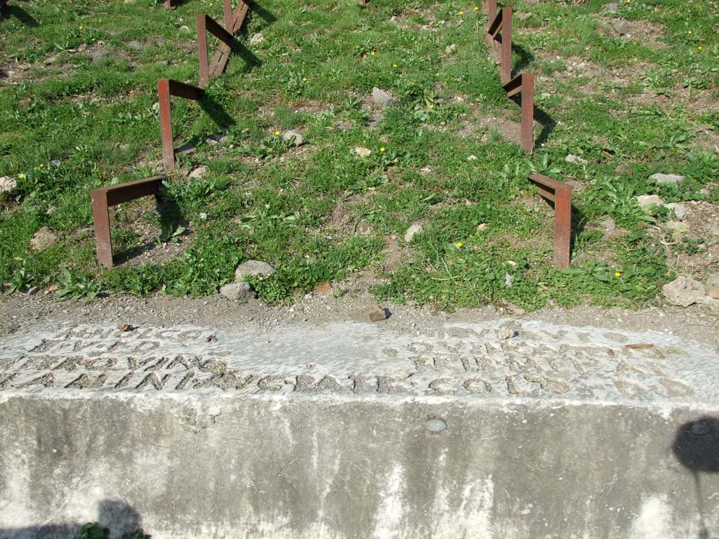 VIII.7.20 Pompeii. December 2007. Inscription to Marcus Holconius Rufus which would have been in bronze letters on the marble seating.
These possibly mark the place of his bisellium or double width seat of honour awarded for municipal services in provinces.

