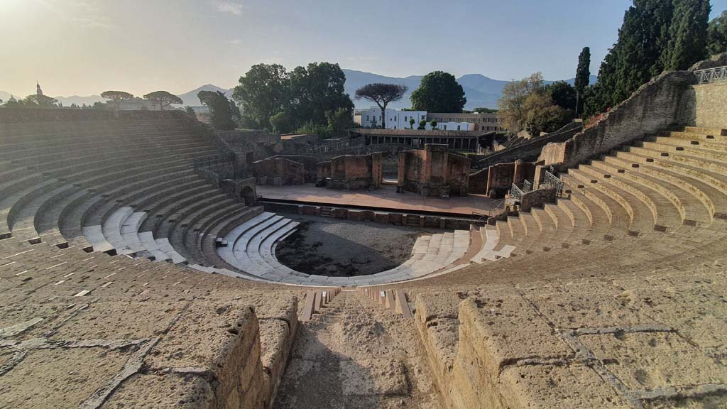 VIII.7.21 Pompeii. August 2021. Looking south from top of theatre, towards seating and stage area.
Foto Annette Haug, ERC Grant 681269 DÉCOR.
