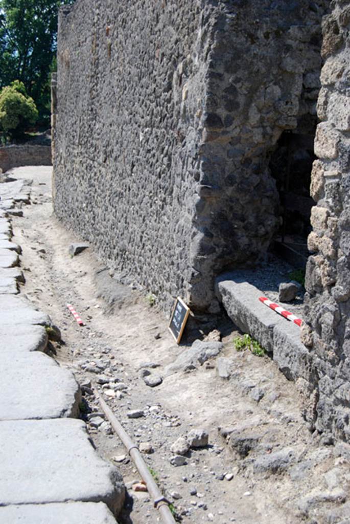 VIII.7.22 Pompeii. June 2009. Looking south along faade and pavement on Via Stabiana. Photo courtesy of Sera Baker.