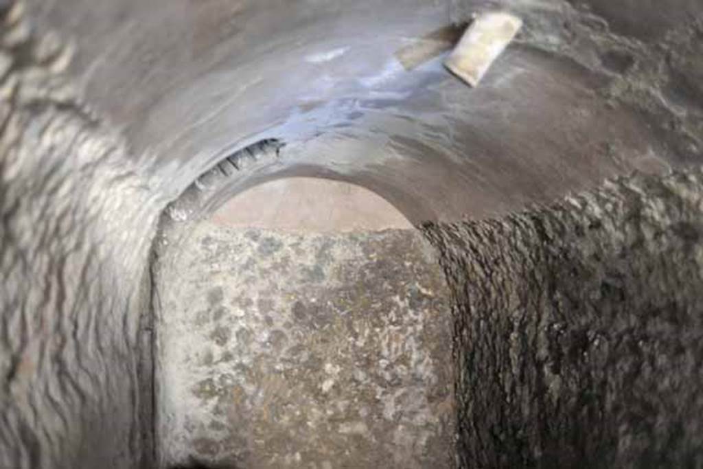 VIII.7.22/23/24 Pompeii. October 2010. West end of room E, with terracotta pipe in ceiling. Photo and information courtesy of Drew Baker/Gareth Beale/Hembo Pagi.
