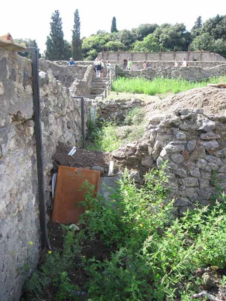VIII.7.24 Pompeii. September 2010. Looking west along extreme south wall (shared with sloping theatre passage at VIII.7.21). Photo courtesy of Drew Baker.
