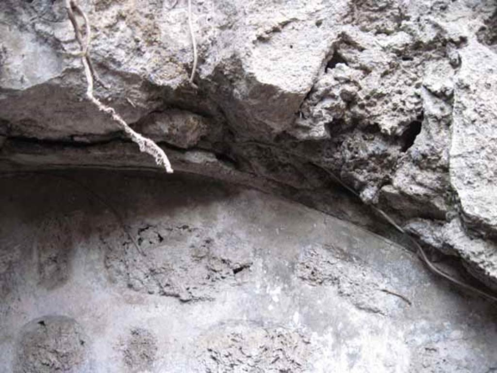VIII.7.22/23/24 Pompeii. October 2010. Detail of the west wall of the corridor A, opposite to room B. Detail showing curve of wall and tanking rendering. Looking south. Photo and information courtesy of Drew Baker/Gareth Beale/Hembo Pagi.

