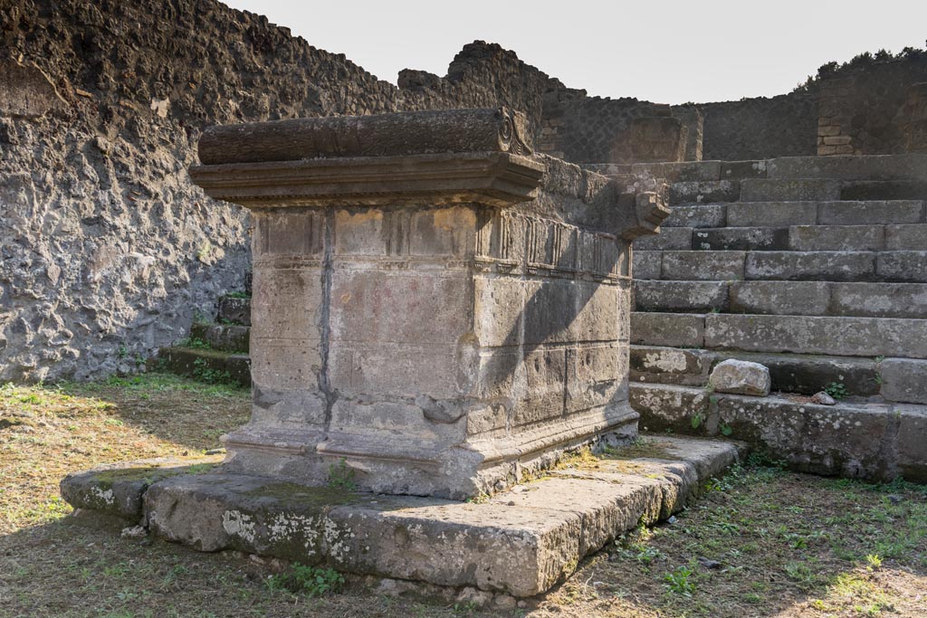 VIII.7.25 Pompeii. October 2023. Detail of east and north side of altar. Photo courtesy of Johannes Eber.