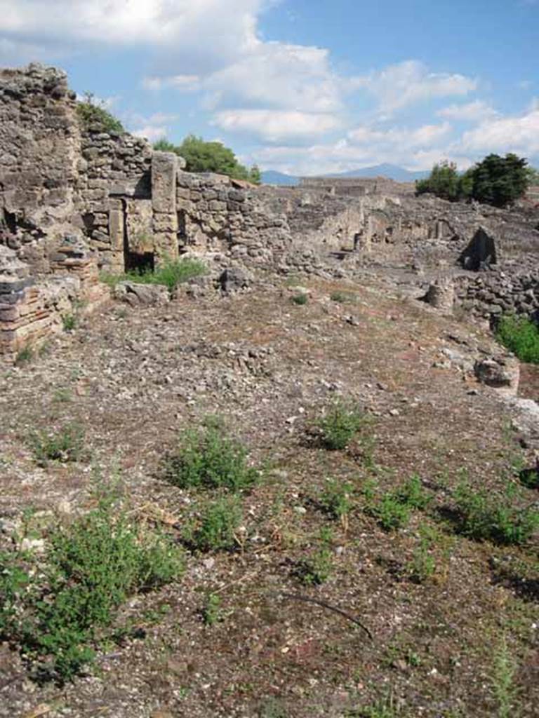 VIII.7.26 Pompeii. September 2010. Looking east across northern portico of garden area. Photo courtesy of Drew Baker.