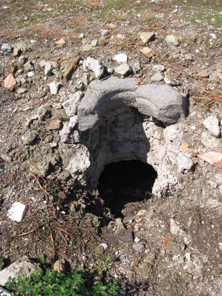 VIII.7.26 Pompeii. September 2010. Well in portico wall detail, looking north. Photo courtesy of Drew Baker.