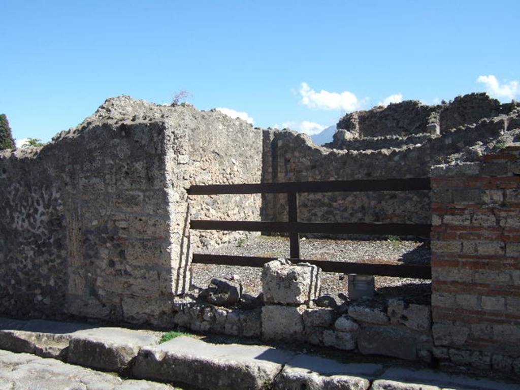 VIII.7.26 Pompeii. September 2005. Looking south-east towards first entrance on east side in north wall on Via del Tempio d'Iside.
