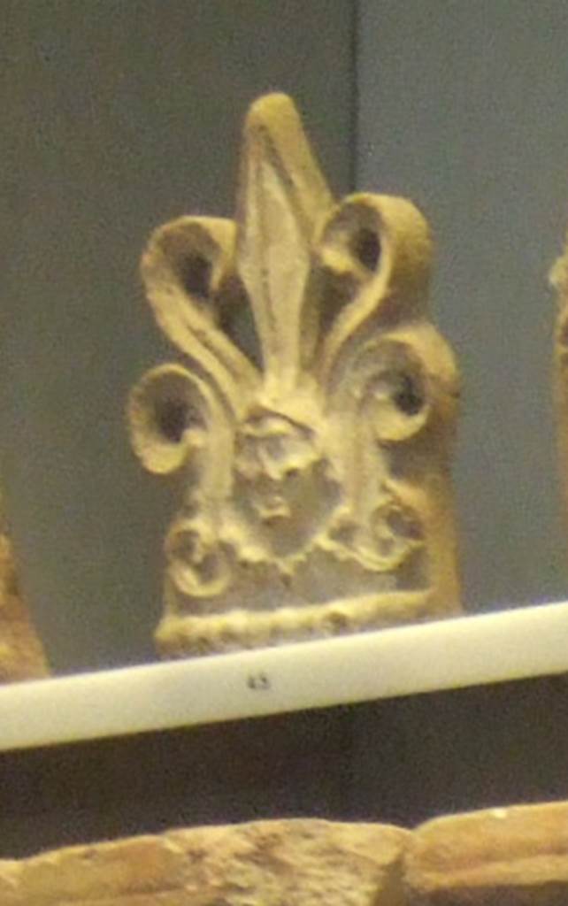 VIII.7.28 Pompeii. Antefix with a tuft of acanthus with a gorgoneion (gorgons head) in the centre. Now in Naples Archaeological Museum. Inventory number 21467.