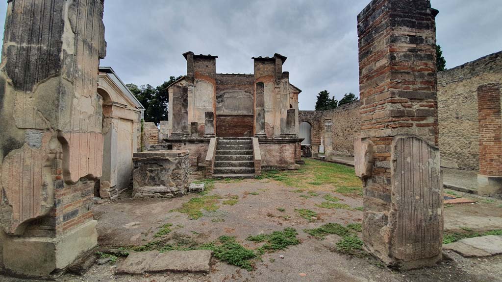 VIII.7.28 Pompeii. August 2021. Looking west towards Temple steps, from east portico.
Foto Annette Haug, ERC Grant 681269 DÉCOR.
