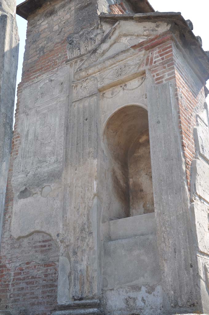 VIII.7.28, Pompeii. July 2017. Detail of niche and stucco at north end of east side.
Foto Anne Kleineberg, ERC Grant 681269 DÉCOR.

