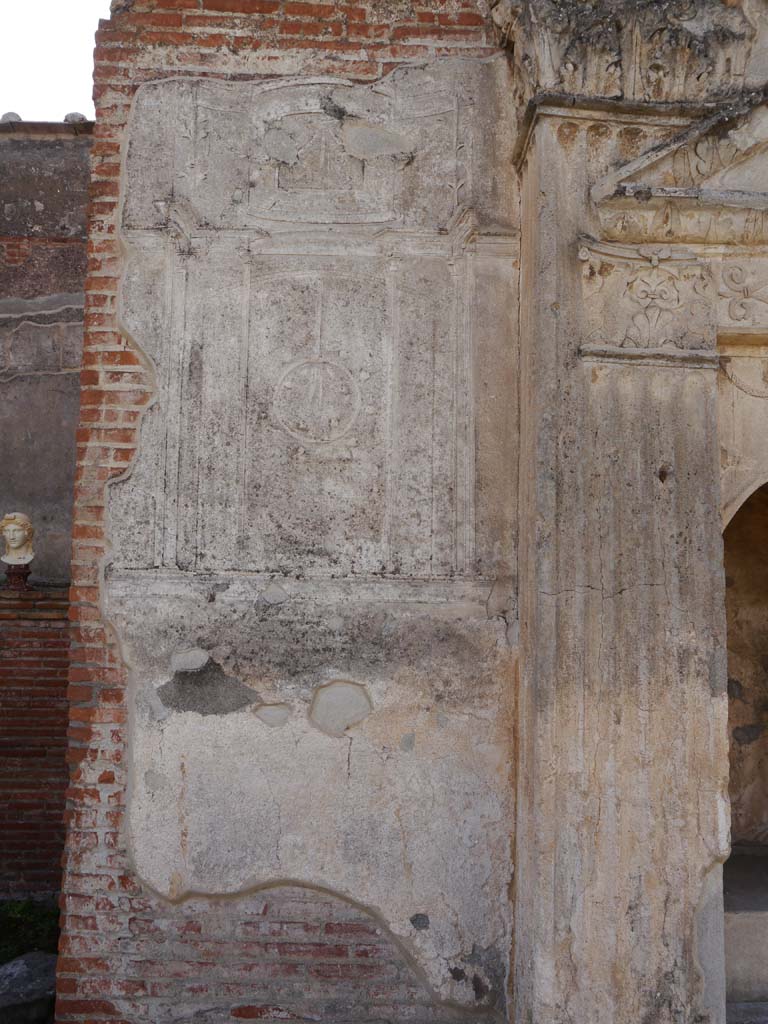 VIII.7.28 Pompeii. September 2018. Stucco decoration on north side of entrance to cella.
Foto Anne Kleineberg, ERC Grant 681269 DÉCOR.
