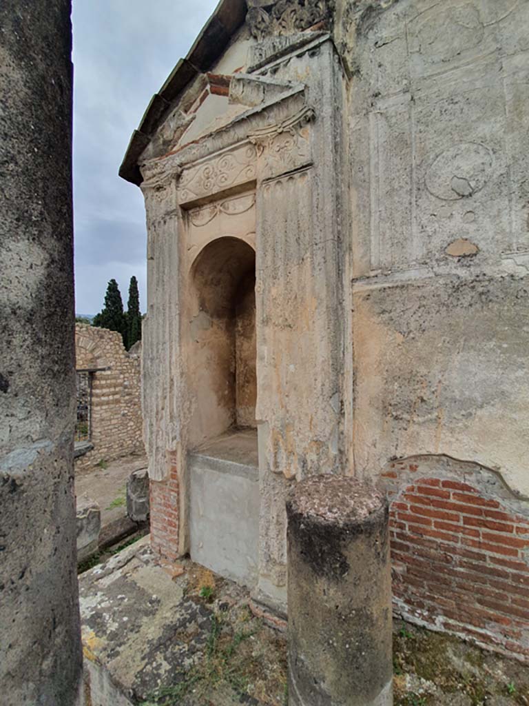 VIII.7.28 Pompeii. August 2021. Niche at south end of east side of Temple.
Foto Annette Haug, ERC Grant 681269 DÉCOR.
