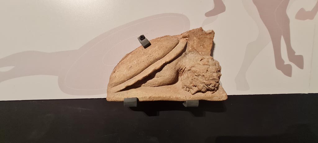 VIII.7.31 Pompeii. April 2023. Detail of terracotta figure from frieze. Photo courtesy of Giuseppe Ciaramella.