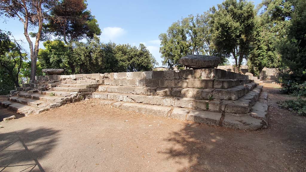 VIII.7.31 Pompeii. August 2021. Steps on east side, north-east corner, and looking along north side, on right.
Foto Annette Haug, ERC Grant 681269 DÉCOR.