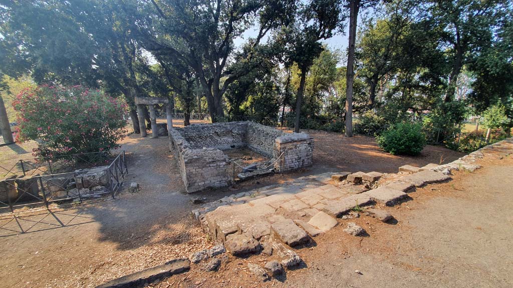 VIII.7.31 Pompeii. July 2021. Looking towards altars and tombs from top of steps from Doric Temple.
Foto Annette Haug, ERC Grant 681269 DÉCOR.