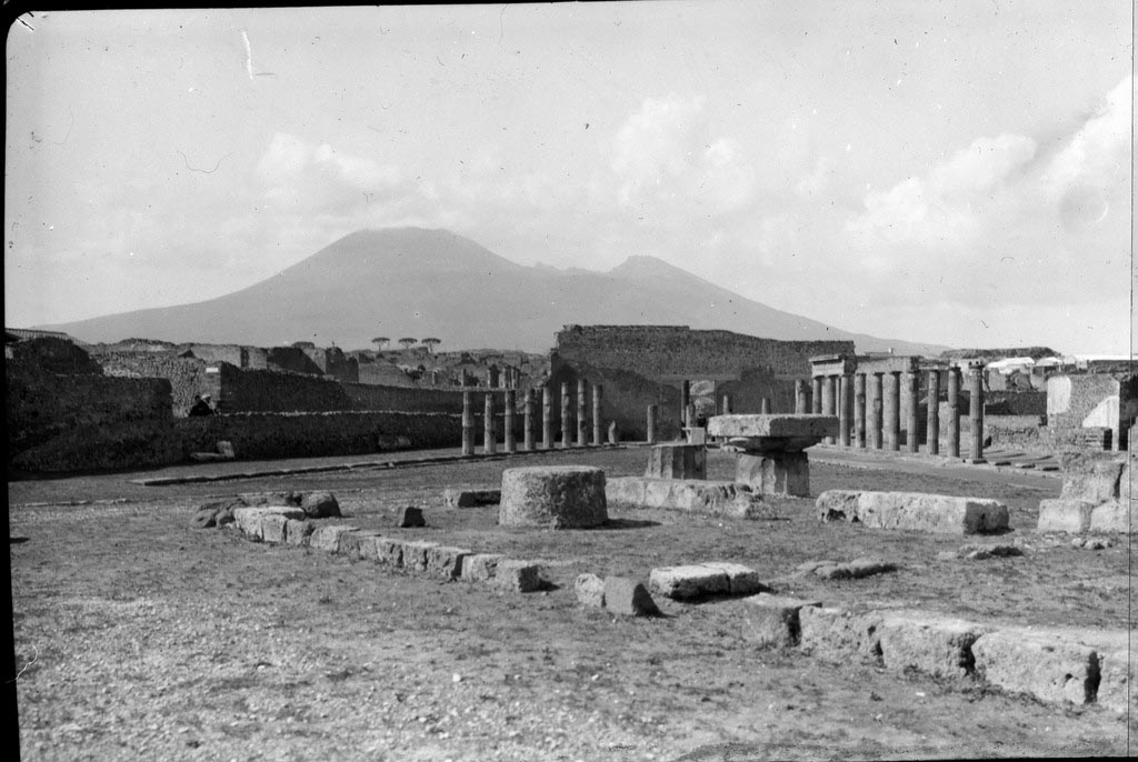 VIII.7.31 Pompeii. Looking north across Doric Temple to Triangular Forum, and Vesuvius.
Photo by permission of the Institute of Archaeology, University of Oxford. File name instarchbx208im106 Resource ID. 44431.
See photo on University of Oxford HEIR database
