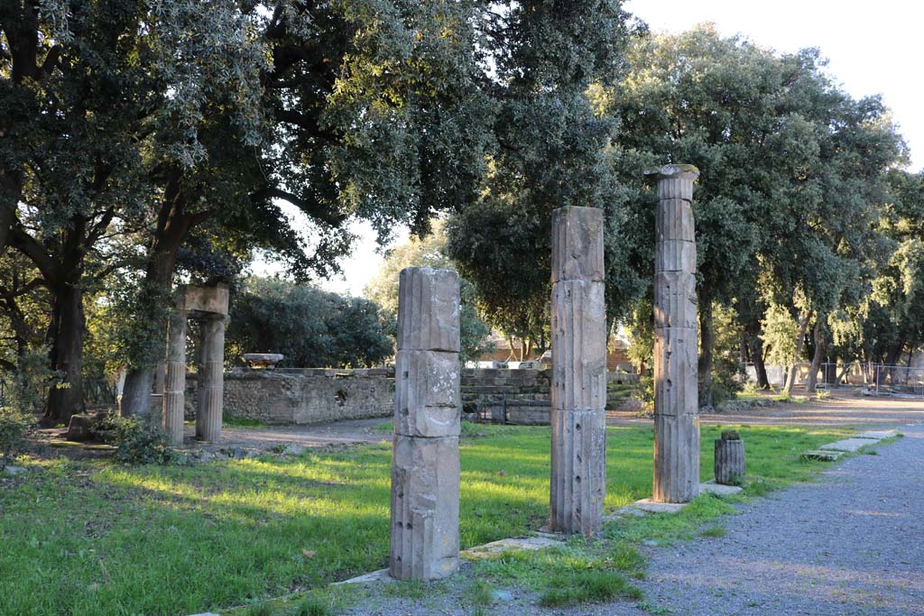 VIII.7.32 Pompeii. December 2018. Looking north-west in Triangular Forum, with Tholos, on left. Photo courtesy of Aude Durand.