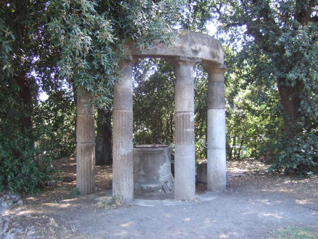 VIII.7.32 Pompeii Triangular Forum. September 2005. Tholos, looking south-east.
According to De Caro, in the space in front of the temple an ancient well cut into the lava was made monumental with a very elegant circular aedicula whose eight Doric columns probably supported a conical roof. The architrave bore an Oscan inscription: 

NI(UMSIS) TREBIIS TR(EBIEIS), MED(DISS) TUV(TIKS) AAMANAFFED, 

See De Caro S., in Dobbins, J. J. and Foss, P. W., 2008. The World of Pompeii. Oxford: Routledge, p. 78.

According to Cooley this translates as

Numerius Trebius, son of Trebius, chief magistrate, saw to this being built.

See Cooley, A. and M.G.L., 2004. Pompeii : A Sourcebook. London : Routledge, A11, p. 10.
See Vetter E., 1953. Handbuch der Italischen Dialekte. Heidelberg: Winter,  no. 15.
