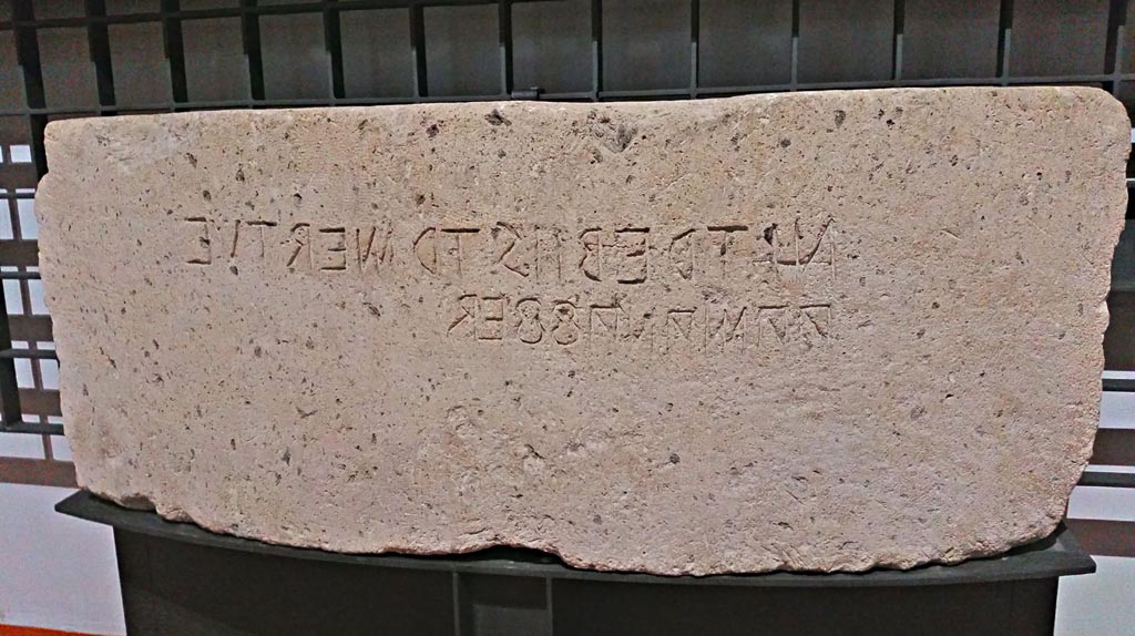 VIII.7.32 Pompeii, Triangular Forum. Oscan inscription from architrave, now in Naples Archaeological Museum, inv. 2551.
Photo courtesy of Giuseppe Ciaramella, June 2017.