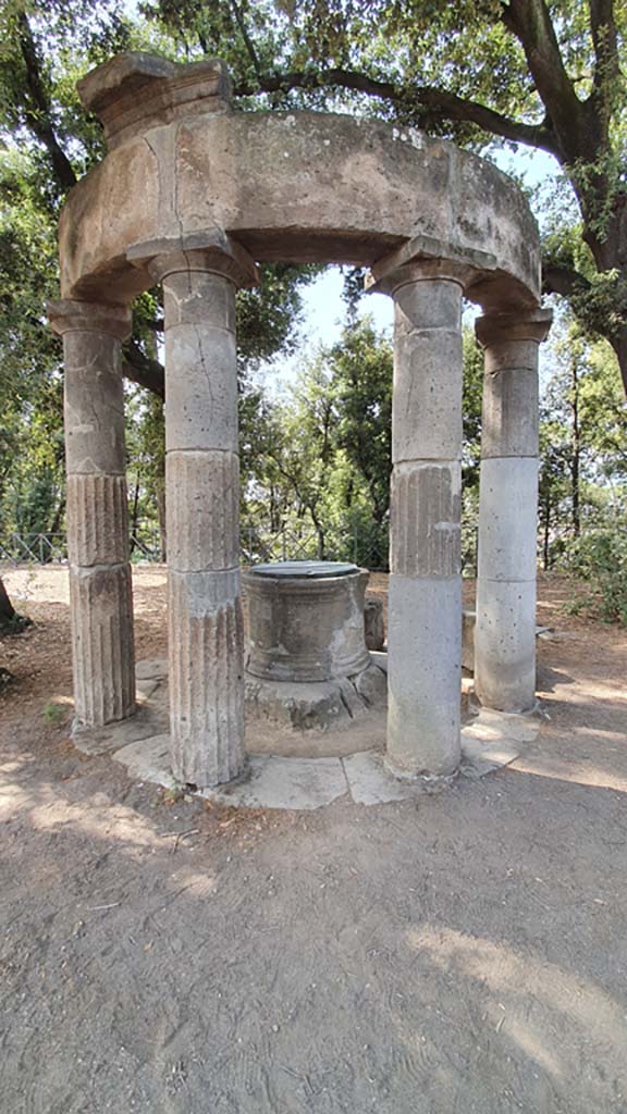 VIII.7.32 Pompeii. August 2021.
Tholos with four remaining columns and deep well.
Foto Annette Haug, ERC Grant 681269 DÉCOR.