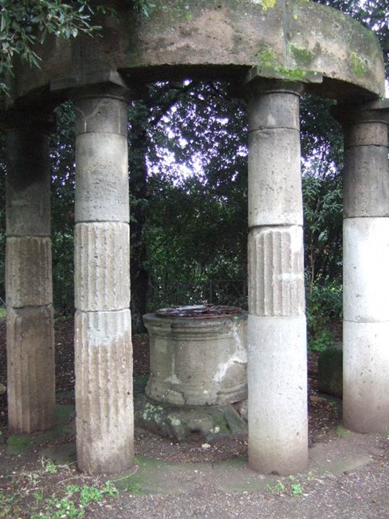 VIII.7.32 Pompeii Triangular Forum. December 2005. Tholos with four remaining columns and deep well.