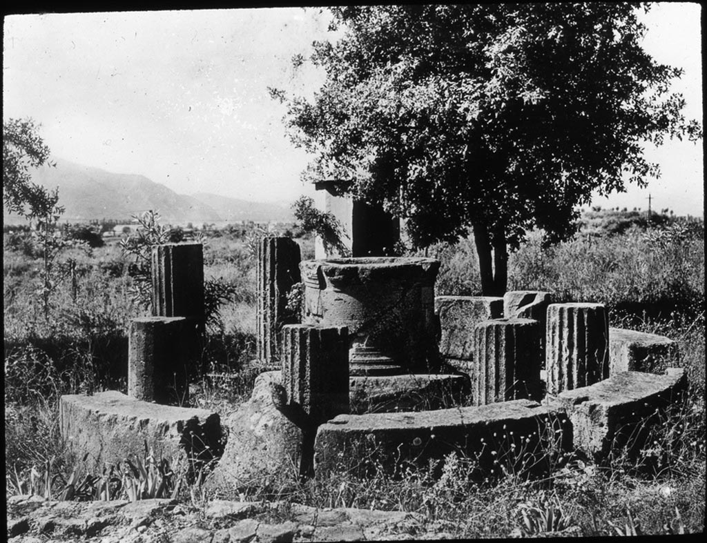 VIII.7.32 Pompeii Triangular Forum. Tholos and deep well, looking south-west towards Sorrentine peninsula.
Photo by permission of the Institute of Archaeology, University of Oxford. File name instarchbx208im108 Resource ID. 44433.
See photo on University of Oxford HEIR database