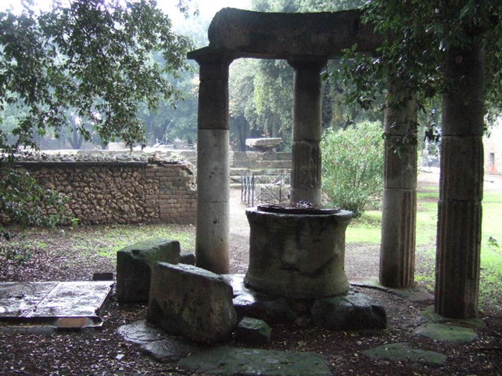 VIII.7.32 Pompeii Triangular Forum. December 2005. Tholos looking north-west.
