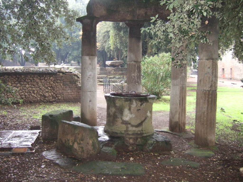 VIII.7.32 Pompeii Triangular Forum. December 2005. Tholos looking north-west.