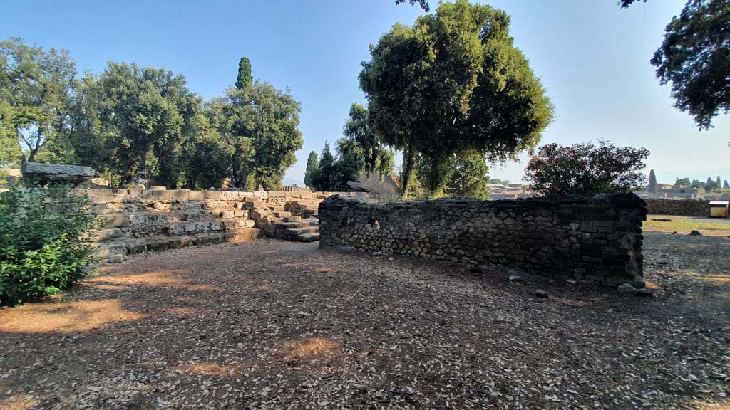 VIII.7.34 Pompeii. July 2021. Looking towards the east side of the Doric Temple with steps and south side of Tomb.
Foto Annette Haug, ERC Grant 681269 DÉCOR.


